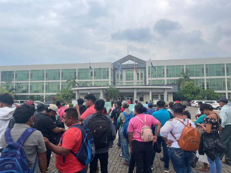 Las familias desplazadas de sus tierras en Colón protestaron ayer lunes frente a los juzgados de San Pedro Sula exigiendo justicia.
