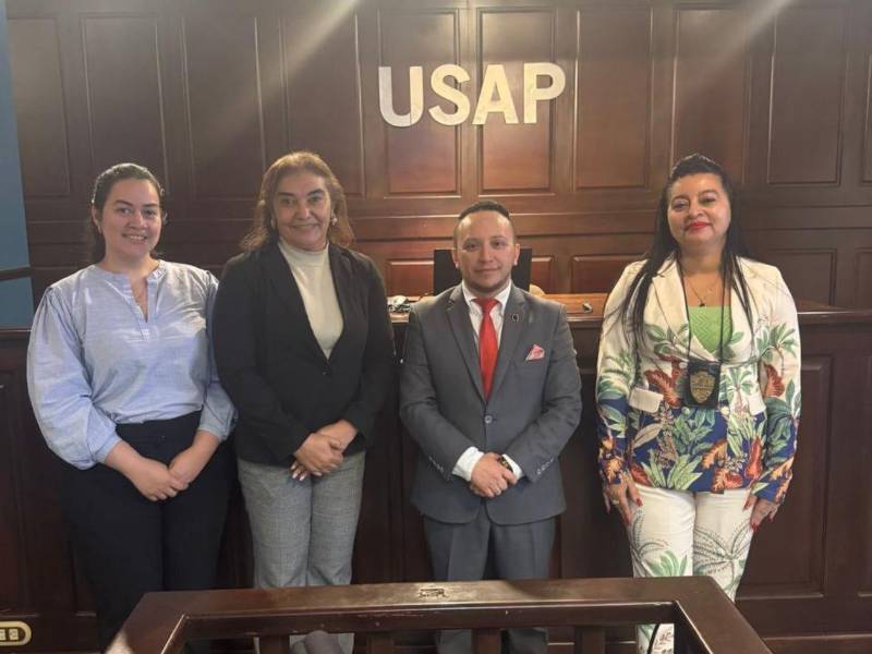 Abogada Annette Núñez coordinadora de la carrera de Derecho; abogada Mary Martínez; abogado Marvin Aguilera y la fiscal Dunia Palacios quien fue evaluadora del debate.