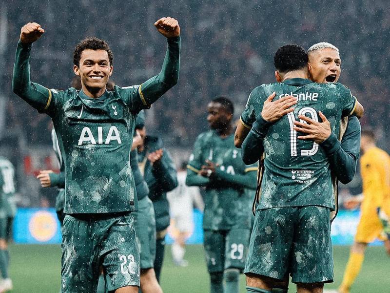 Futbolistas de los Spurs celebrando su clasificación a la semifinal de la UEFA Europa League.