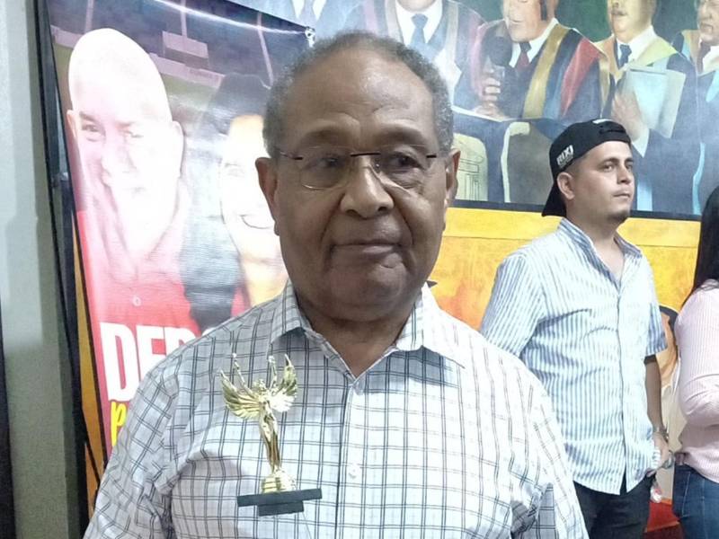 Alfonso Guzmán ha recibido diferentes reconocimientos por su trayectoria en el fútbol hondureño.