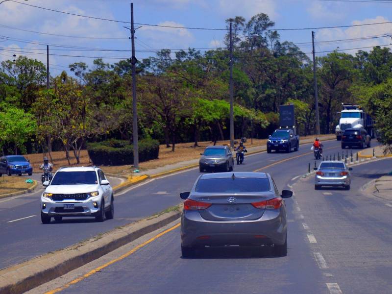 Más de un millón de carros y motocicletas circulan con permisos provisionales debido a la falta de placas en Honduras desde mediados de 2023.