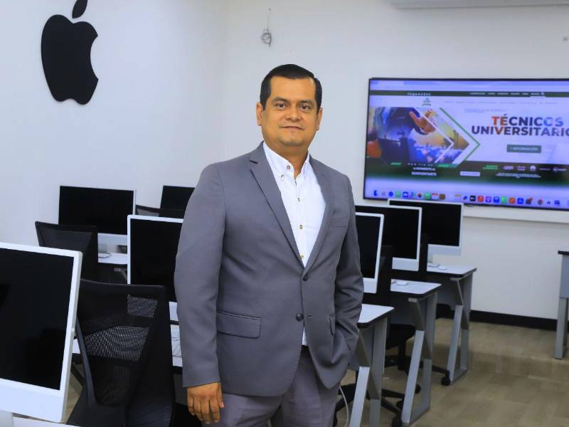 El ingeniero Francis Jiménez, director de la Facultad de Ciencias de la Computación, explicó que el iLab está equipado con equipo Apple para que los alumnos aprendan a desarrollar y programar en ambiente Mac.