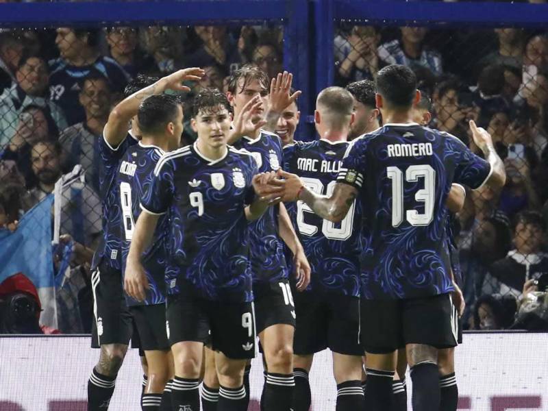 Los jugadores de Argentina festejan el golazo de Nico Paz ante Mauritania.