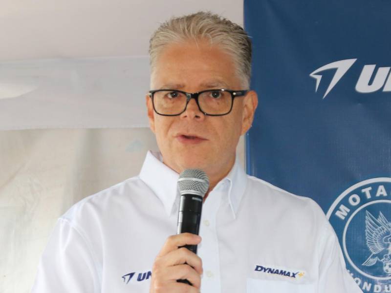 Oscar Carías, gerente de País de UNO se dirige a los asistentes durante el evento de la alianza con el F.C. Motagua. El ejecutivo comparte detalles de esta provechosa unión.