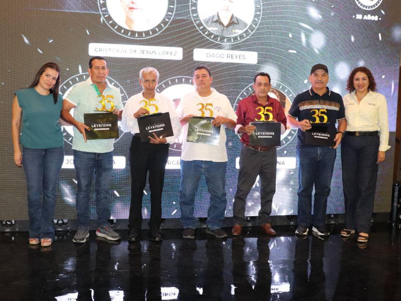 Grupo de trabajadores de San Pedro Sula que fueron premiados por sus 35 años en la compañía.