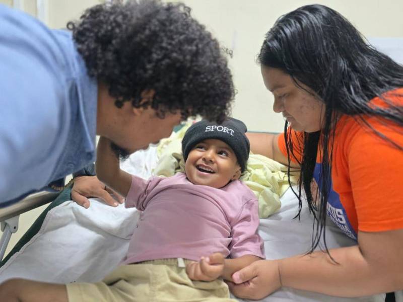 German Alexis Maradiaga y Karla Lizeth Ramos junto a su hijo Jesús Alexis.
