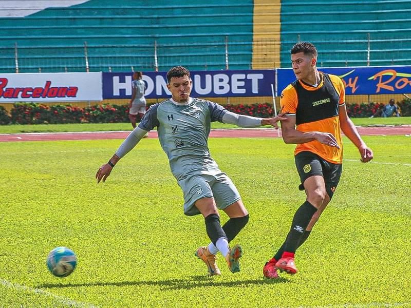 Erick 'Yio' Puerto ejerciendo marca sobre Juan Manuel Capelutto, de los nuevos fichajes del Real España.