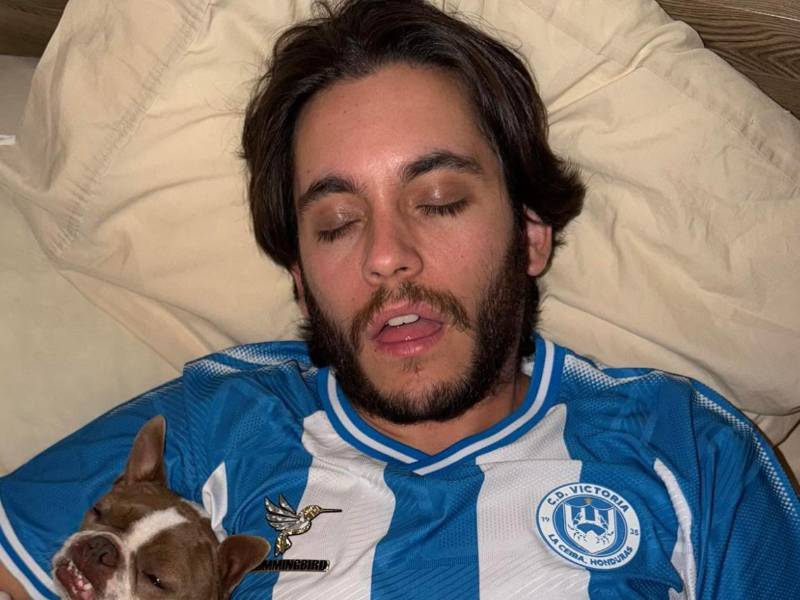 La preocupación se apoderó de los aficionados del Club Deportivo Victoria luego de que su presidente, Carlos Eduardo Espina, apareciera desde una cama de hospital para revelar el complicado momento de salud que atraviesa.