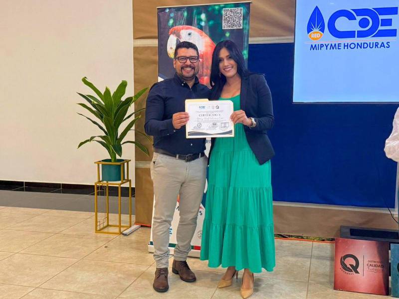 Noé Rivera, director ejecutivo nacional de la Red CDE Mipyme Honduras, entrega diploma de certificación a Nicole Valeriano, gestor Destino Omoa.