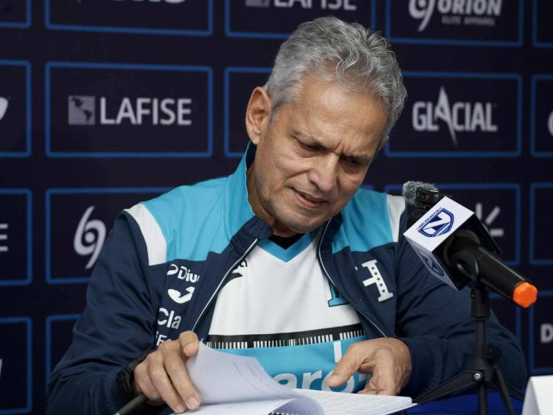 Reinaldo Rueda junto a su libreta de apuntes.