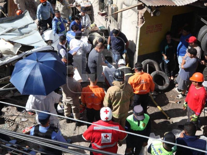 La tragedia ocurrió cuando el pesado vehículo perdió el control y recorrió varios metros sin poder detenerse, impactando contra automóviles, negocios y personas que se encontraban en el sector.