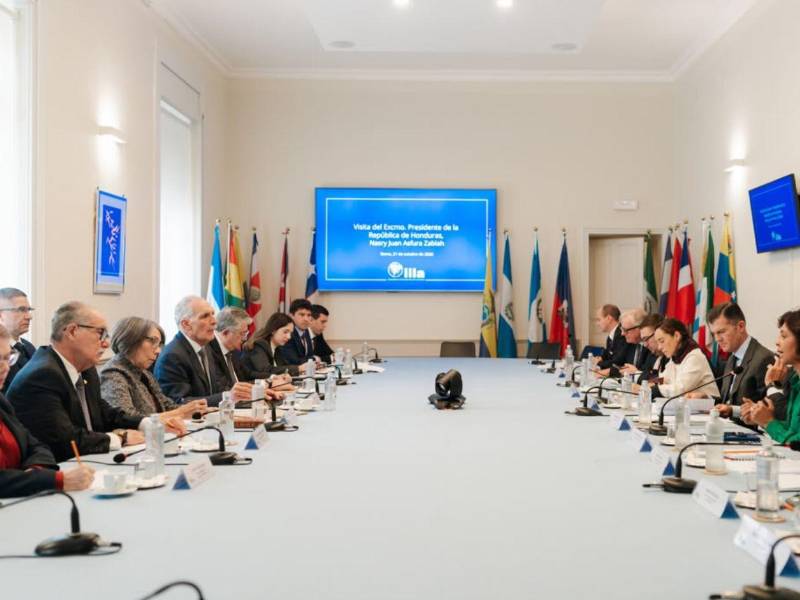 El presidente Nasry Asfura durante la reunión con empresarios en Italia.
