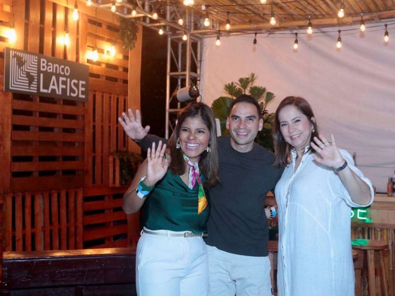 Tania Lozano, Carlos Cerna y Sandra Mata presentes en el stand de Banco LAFISE.