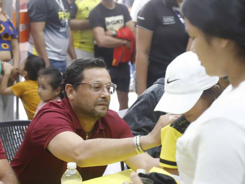 Jeaustin Campos firmó autógrafos a los aficionados del Real España.