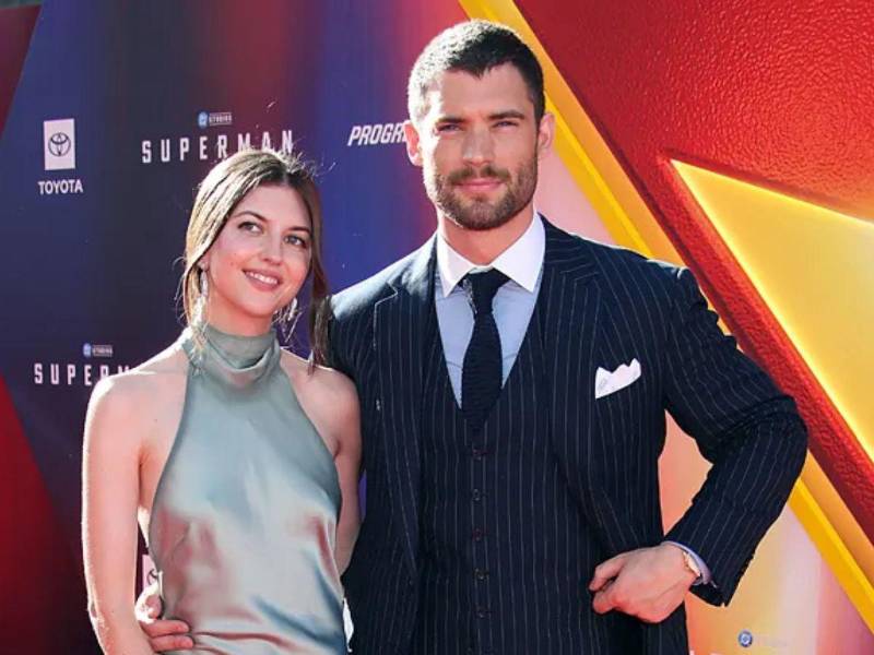 David Corenswet está casado con la actriz y cantante Julia Warner.