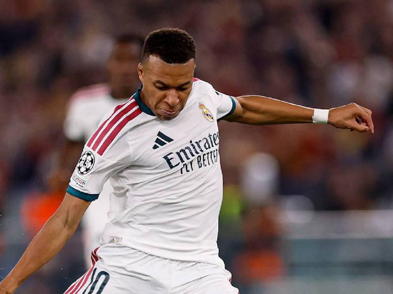 Mbappé al momento de sacar el remate que se fue al fondo de las redes en el duelo Roma vs Real Madrid.