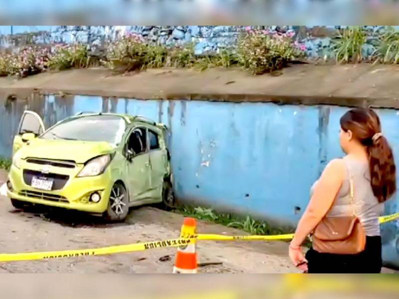 En este carro se conducían los tres hombres que perecieron al chocar contra un muro en carretera de Puerto Cortés.