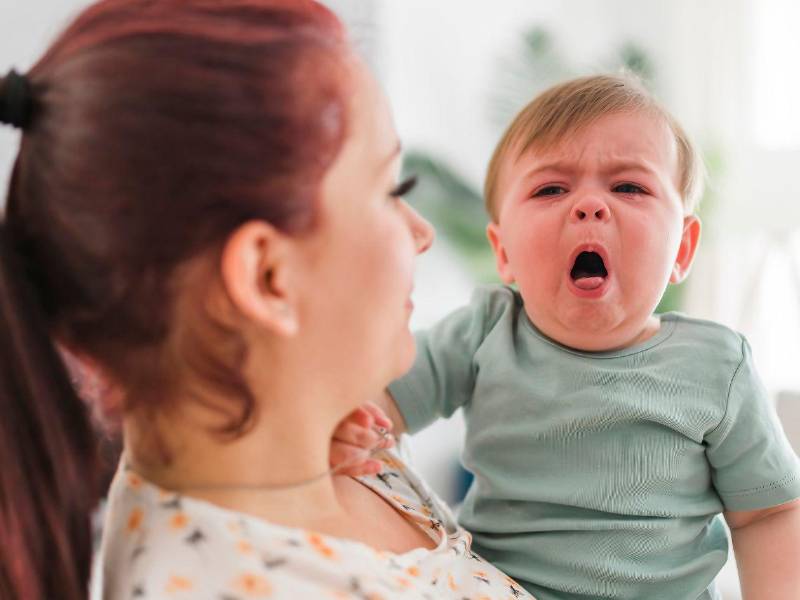 La tosferina no es una tos cualquiera. Es una infección bacteriana altamente contagiosa que golpea con mayor dureza a los lactantes, especialmente a los menores que aún no han completado su esquema de vacunación. En Honduras, la Secretaría de Salud reporta la<a rel=noopener noreferrer href=https://www.laprensa.hn/honduras/honduras-reporta-ocho-menores-fallecidos-tos-ferina-76-casos-2026-DK29673624 target=_blank> muerte de ocho menores y 76 casos confirmados,</a> en especial, en población no vacunada o con esquemas incompletos.