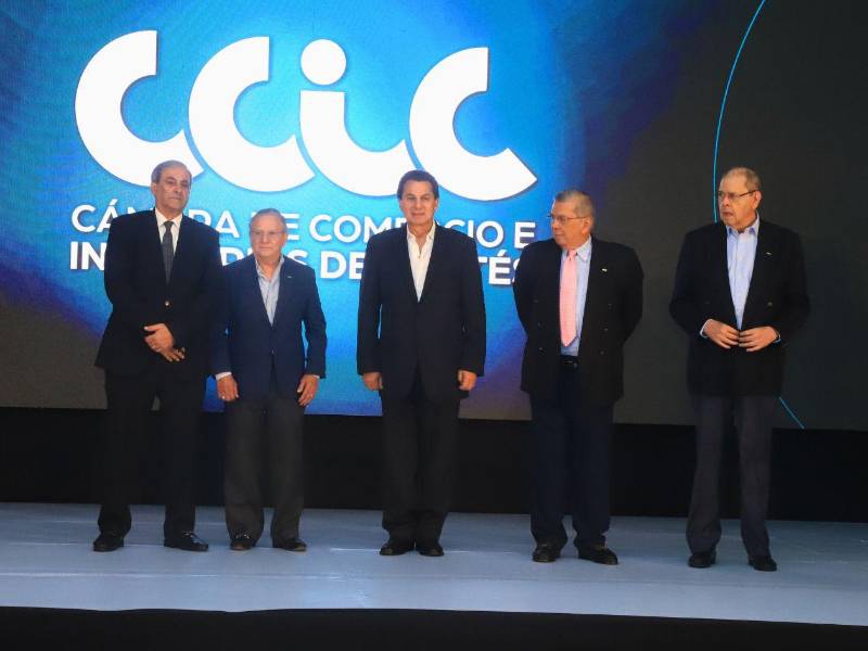 Los expresidentes de la Cámara de Comercio e Industrias de Cortés recibieron un reconocimiento especial, colocándoles un pin de oro con las siglas CCIC.