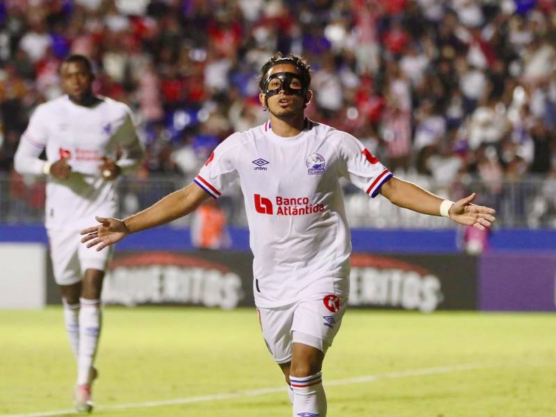Edwin Rodríguez celebrando su gol de penal contra el Firpo en el estadio Nacional Chelato Uclés.