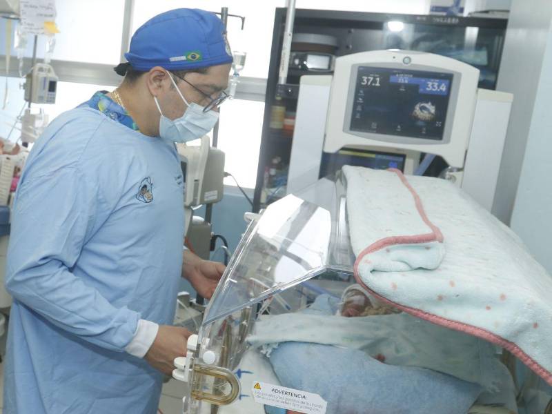 El doctor Gamaliel Ferrufino, neonatólogo del hospital Mario Rivas.