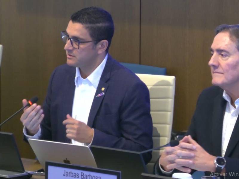 El doctor Daniel Salas, gerente ejecutivo del Programa Especial de Inmunización Integral y el doctor Jarbas Barbosa, director de OPS, responden a pregunta de Diario LA PRENSA.