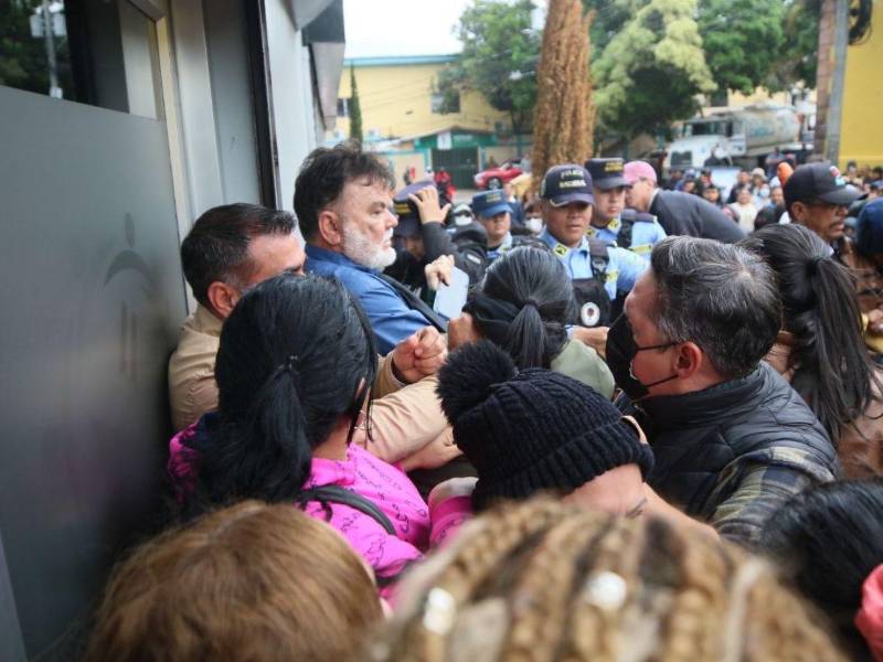 Momento cuando colectivos de Libre acorralan a Rolando Contreras.