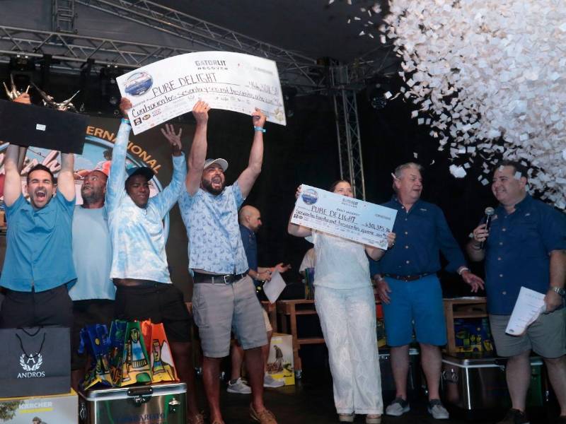 Felices recibiendo el premio del primer lugar entregado por Embotelladora de Sula.