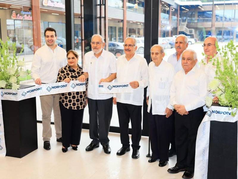 Representantes de Empresa de Curtidos Centroamericana (ECCA), inversionistas e invitados especiales participaron en la inauguración oficial del centro comercial Norpoint.