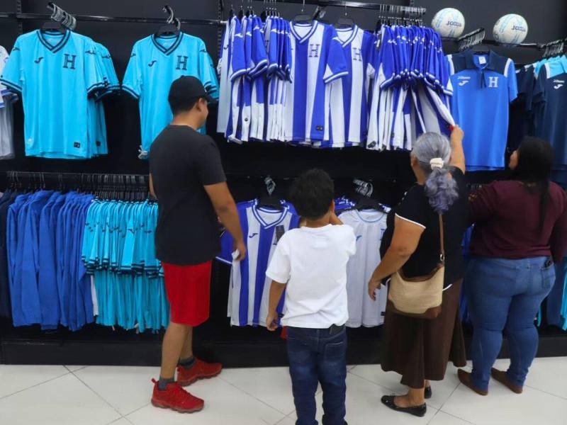 Los aficionados ya están preparándose para apoyar a la Selección Nacional con las camisetas oficiales.