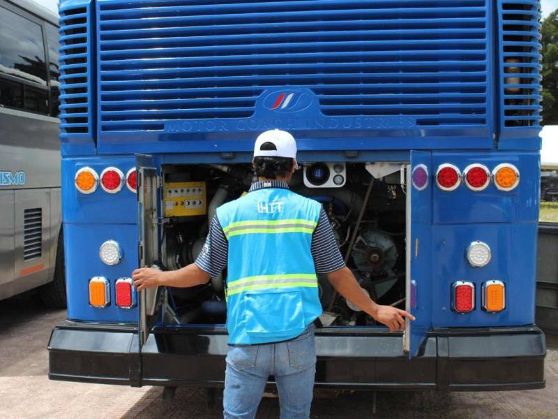 La revisión físico mecánica de las unidades consiste en revisar frenos, motor, llantas, la portación de extintores y el correcto funcionamiento de las salidas de emergencia, entre otros.