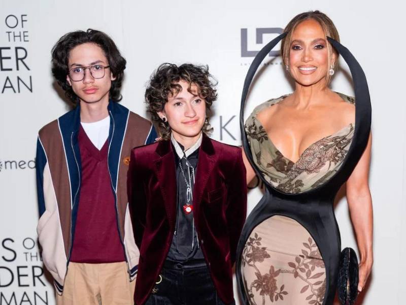 Foto de un evento reciente al que Jlo asistió con sus hijos mellizos, Max y Emme.