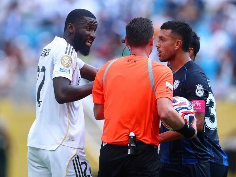 El jugador alemán le reportó al árbitro lo dicho por el argentino y el juez central activo el protocolo de racismo.