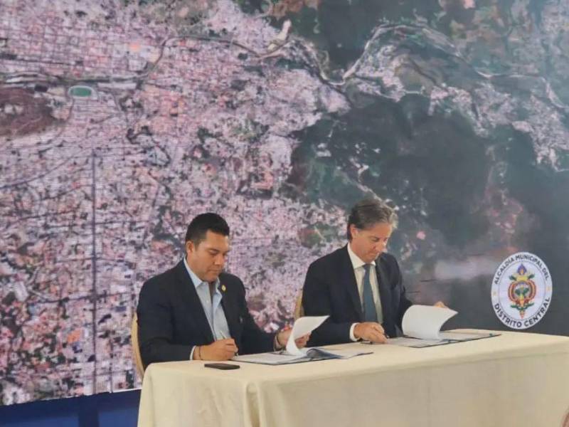 El alcalde del municipio del Distrito Central, Juan Diego Zelaya y el Representante Residente del PNUD en Honduras, Alessandro Fracassetti, al momento de firmar el convenio de cooperación.