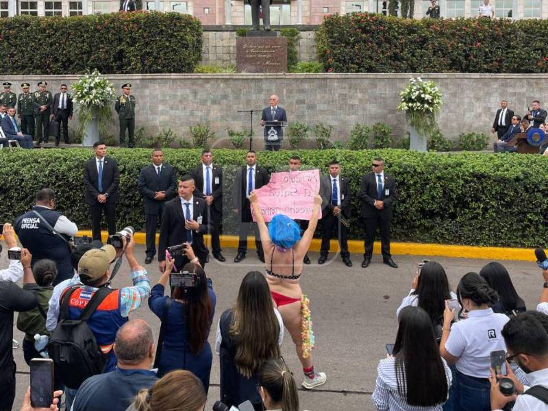 El presidente Nasry “Tito” Asfura participó en la ceremonia especial por los 205 años de independencia de Centroamérica, realizada en la plaza frontal del Banco Centroamericano de Integración Económica (BCIE). Tuvo que interrumpir su discurso por la protesta de una hondureña. Estas son las imágenes.