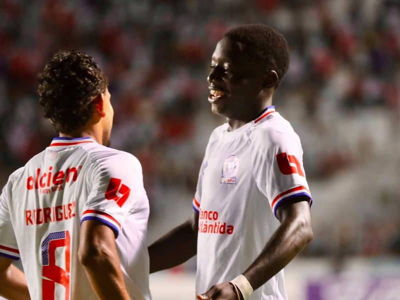 El centrocampista Raúl García celebrando su gol con Edwin Rodríguez.