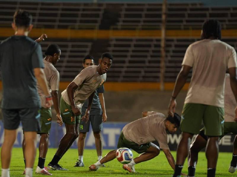 La selección hondureña entrenó en el Independence Park, sede del duelo de este domingo ante Jamaica.