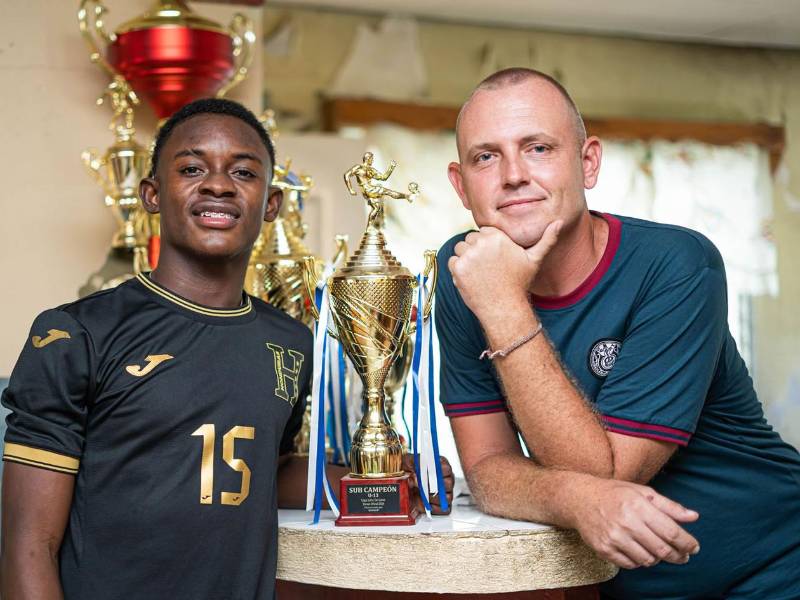 El holandés Yann Coppley adoptó a Yeison Arriola para que siguiera su sueño en el fútbol.