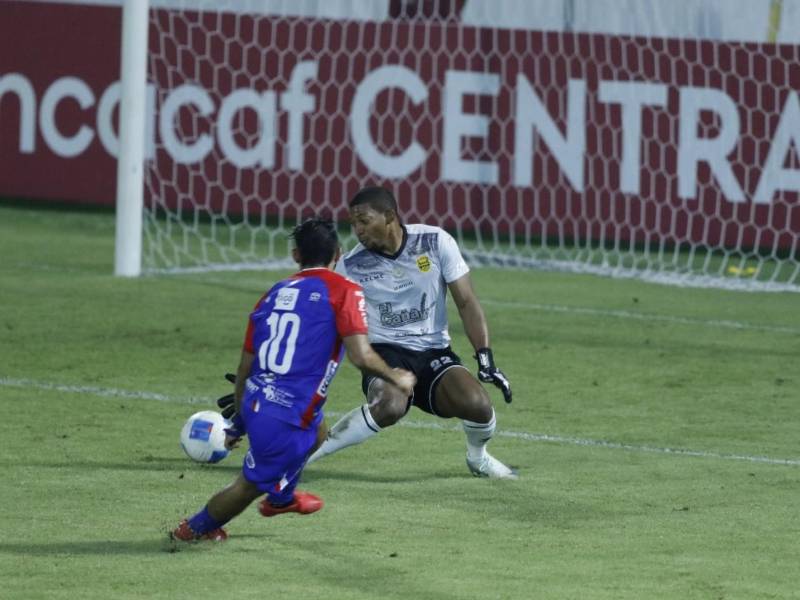 Momento del derechazo de Antonio López que puso en ventaja al Xelajú ante Real España.