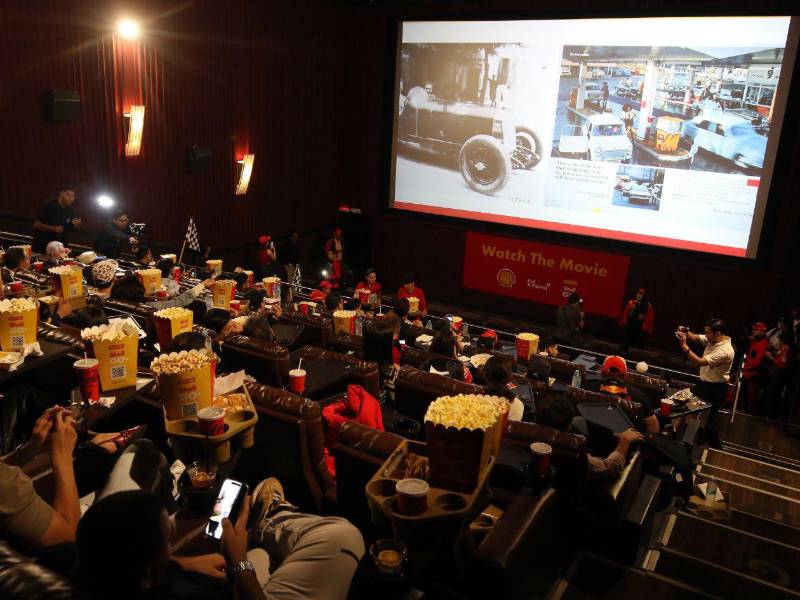 Los asistentes disfrutaron de la película F1, con lo que Shell conmemora los 75 años de alianza con Scuderia Ferrari HP.