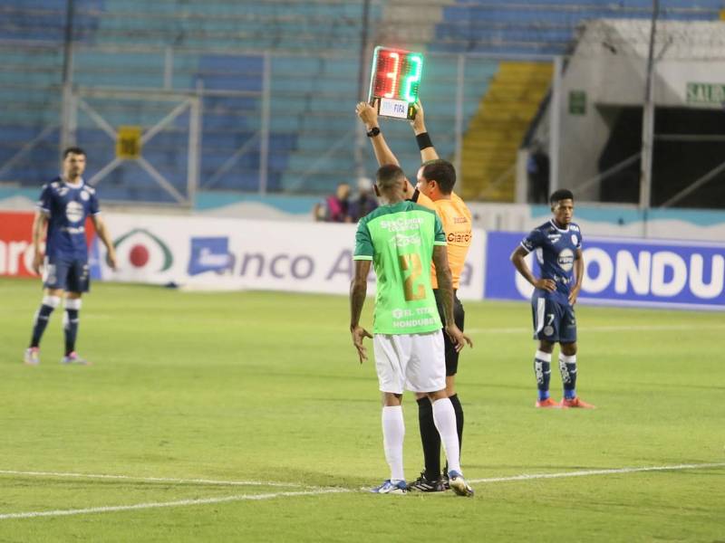 Henry Figueroa entró de cambio a los segundos del inicio del partido.