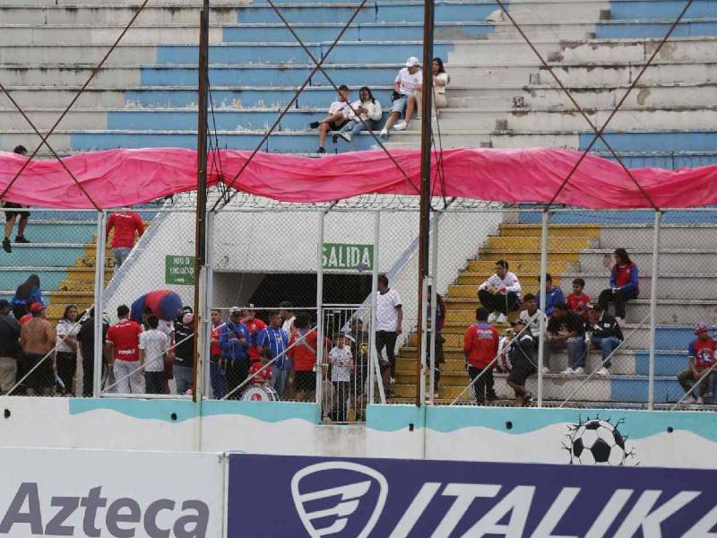 Los aficionados empezarona a abandonar el Estadio Nacional con el paso de los minutos.