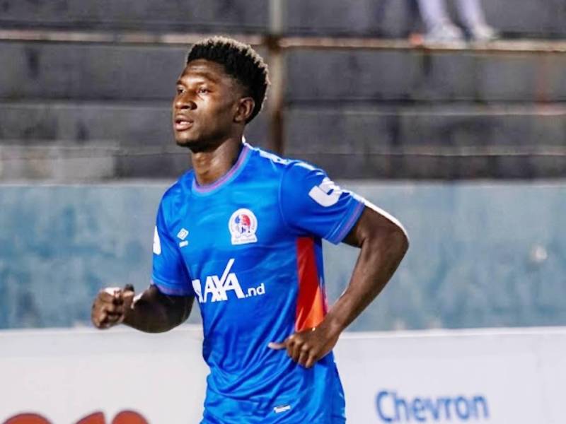 El fútbol hondureño se encuentra de luto tras confirmarse el asesinato de Kenny Bredenskie Martínez Webster, joven futbolista de 22 años que tuvo un paso por el Olimpia, Lobos de la UPNFM y Juventus de Roatán.