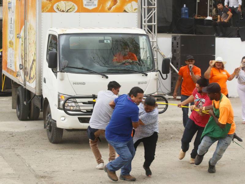 El equipo ganador de este concurso demostró fuerza y rapidez para halar el camión de Harina Manhattan.