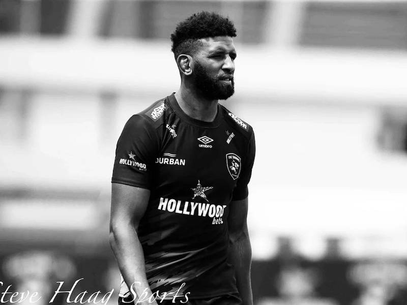 El mundo del deporte está en shock y de luto tras conocerse la trágica muerte de un jugador sudafricano de rugby, que ha sido encontrado sin vida en la ducha del hotel en el que se alojaba su equipo en Francia un día antes de un partido.