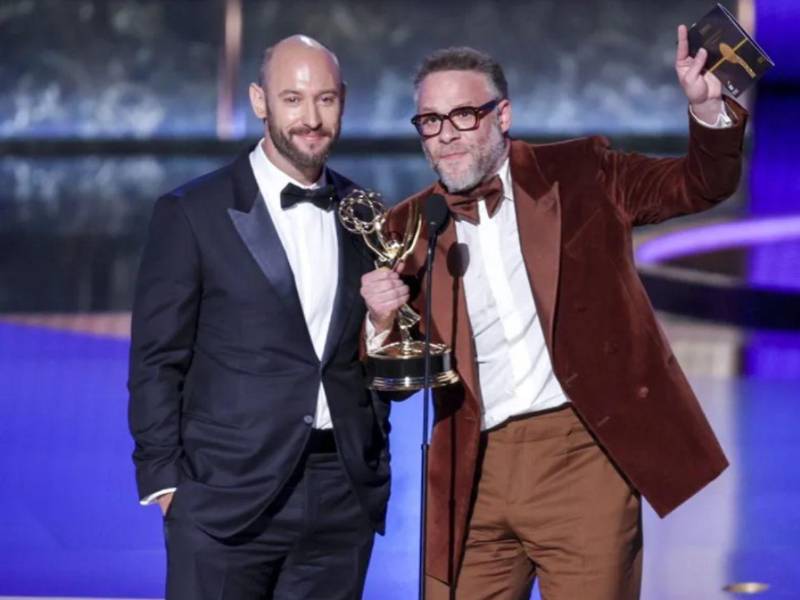 El director canadiense Seth Rogen (d) y el guionista canadiense Evan Goldberg (i) reciben el premio Emmy al mejor director de serie de comedia.