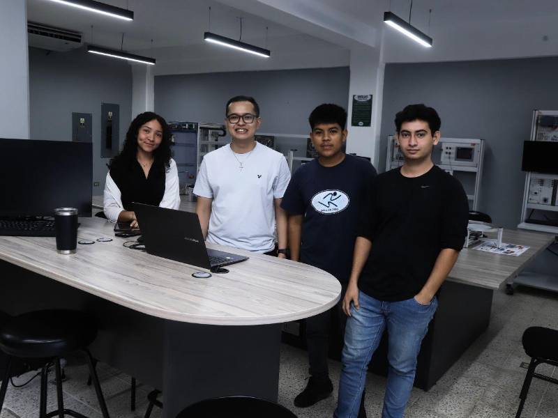 Jóvenes realizan sus prácticas de clase en el laboratorio de Mecatrónica.