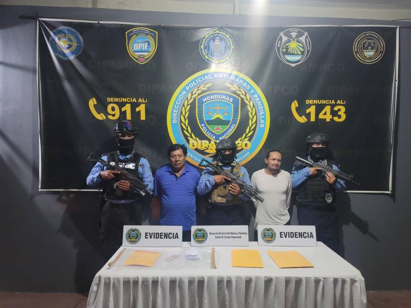 Los detenidos presentados por la Dipampco con evidencia decomisada.