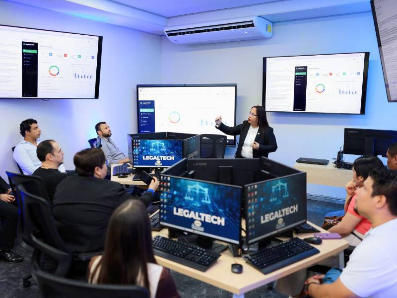 Los asistentes del evento de inauguración recibieron información sobre el laboratorio de Legal Tech y sus aplicaciones en el sector.