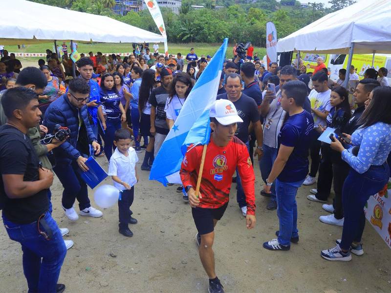 Shin Fujiyama y líderes comunitarios comparten con los estudiantes, quienes ahora cuentan con un espacio seguro y adecuado para aprender.